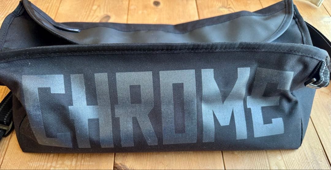Chrome メッセンジャーバッグ シンプル メッセンジャー 12L 防水