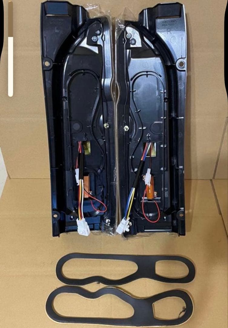 ハイエース　テールランプ　シーケンシャル　オープニング付き　ヘッドライト　黒白