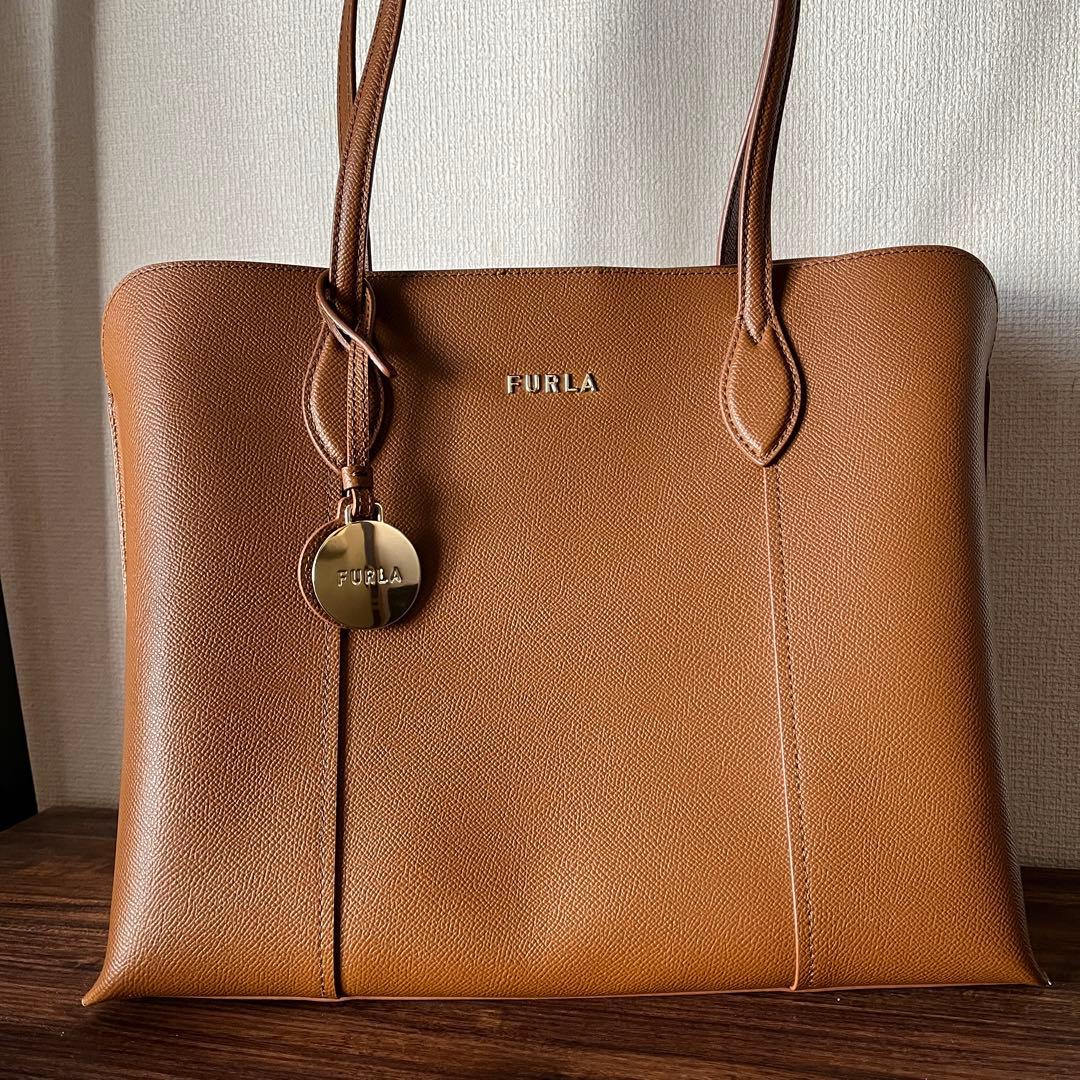 【新品未使用✨】FURLA VITTORIA Lヴィットリア トートバッグ ロゴ