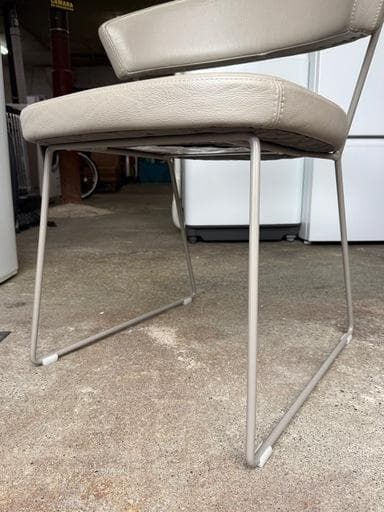 カリガリス コヌビア ニューヨーク ダニングチェア ソフトレザー トープ ①