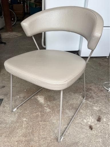 カリガリス コヌビア ニューヨーク ダニングチェア ソフトレザー トープ ①