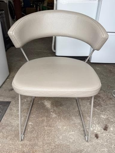 カリガリス コヌビア ニューヨーク ダニングチェア ソフトレザー トープ ①