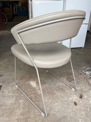 カリガリス コヌビア ニューヨーク ダニングチェア ソフトレザー トープ ①