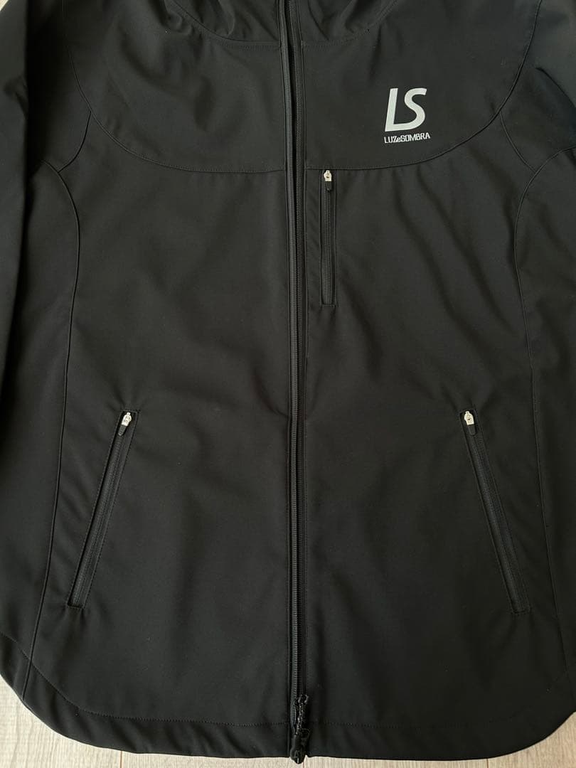 新品未使用 ルースイソンブラ ダイバーシティ トラストジャケット 黒　Mサイズ