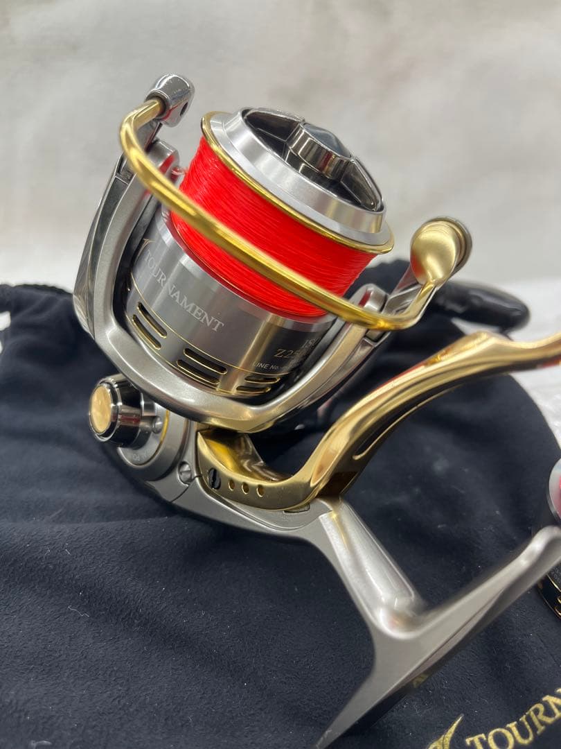 [美品]ダイワ・06トーナメントISO Z2500LBD(替えスプール付き)