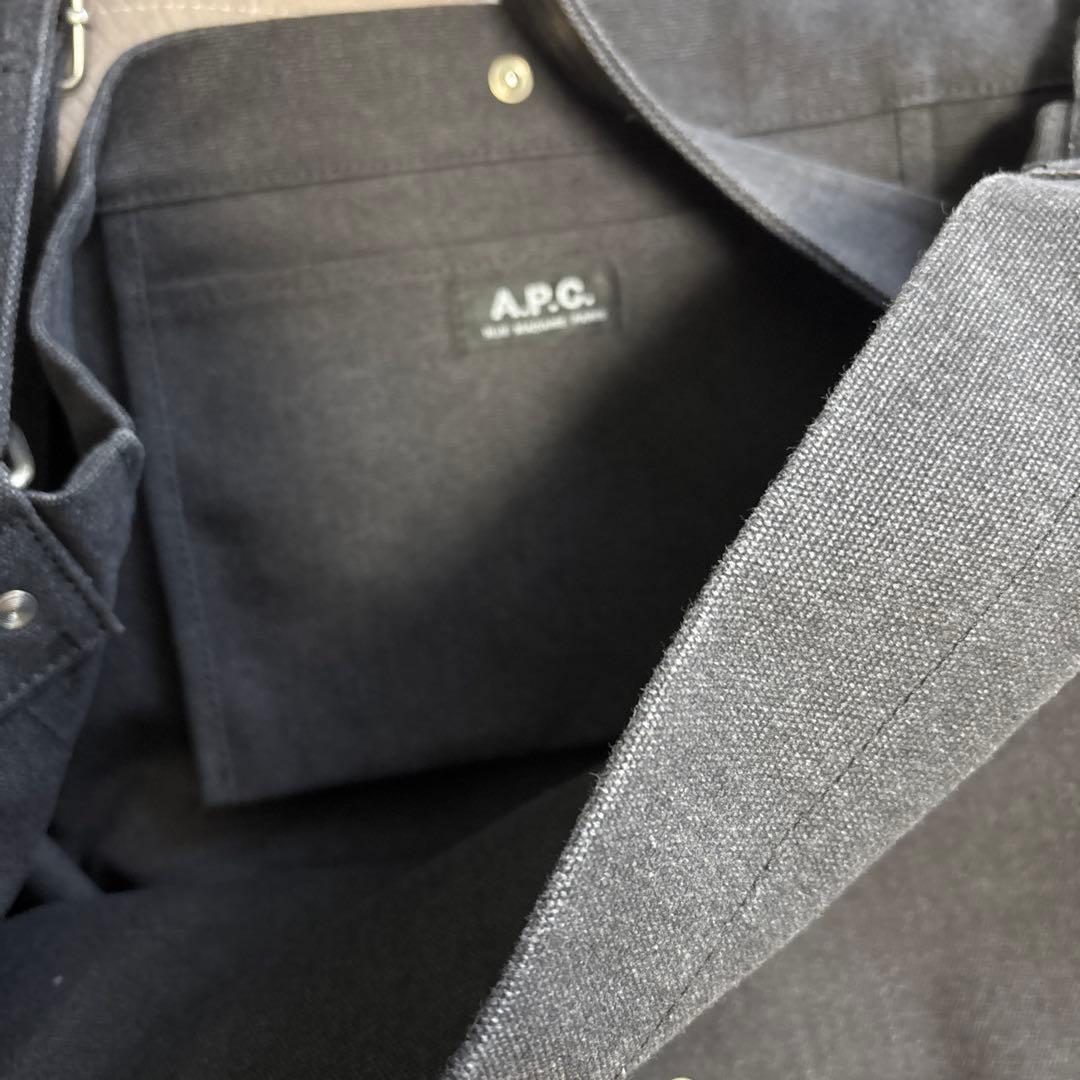 A.P.C. ブラック ショルダーバッグ