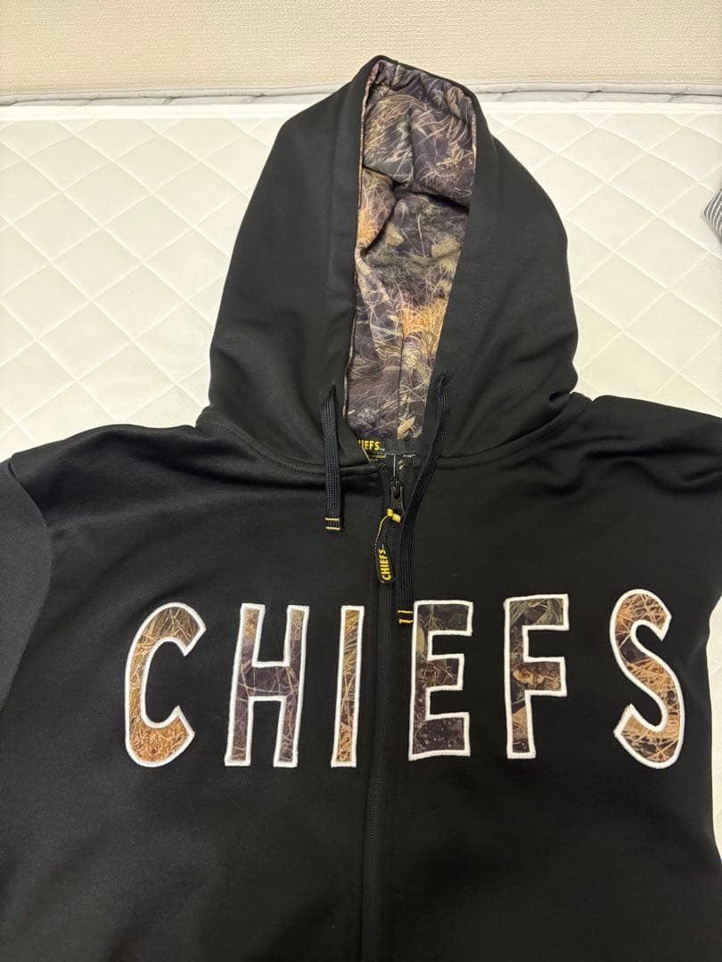 CHIEFS、ジップパーカー