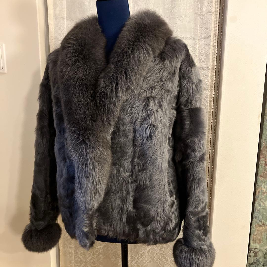 美品　カーリーラム フォックスファーコート ラベンダー系カラー　短丈　防臭抗菌