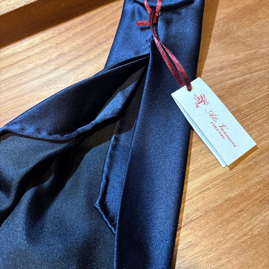 アットヴァンヌッチ　セッテピエゲ　ソリッドネイビー シルクネクタイ