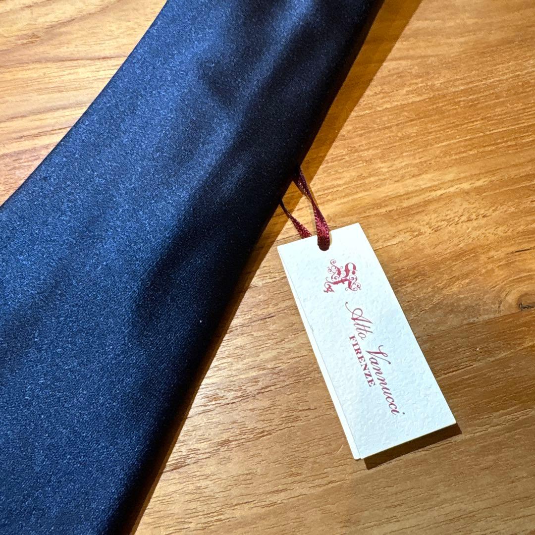 アットヴァンヌッチ　セッテピエゲ　ソリッドネイビー シルクネクタイ