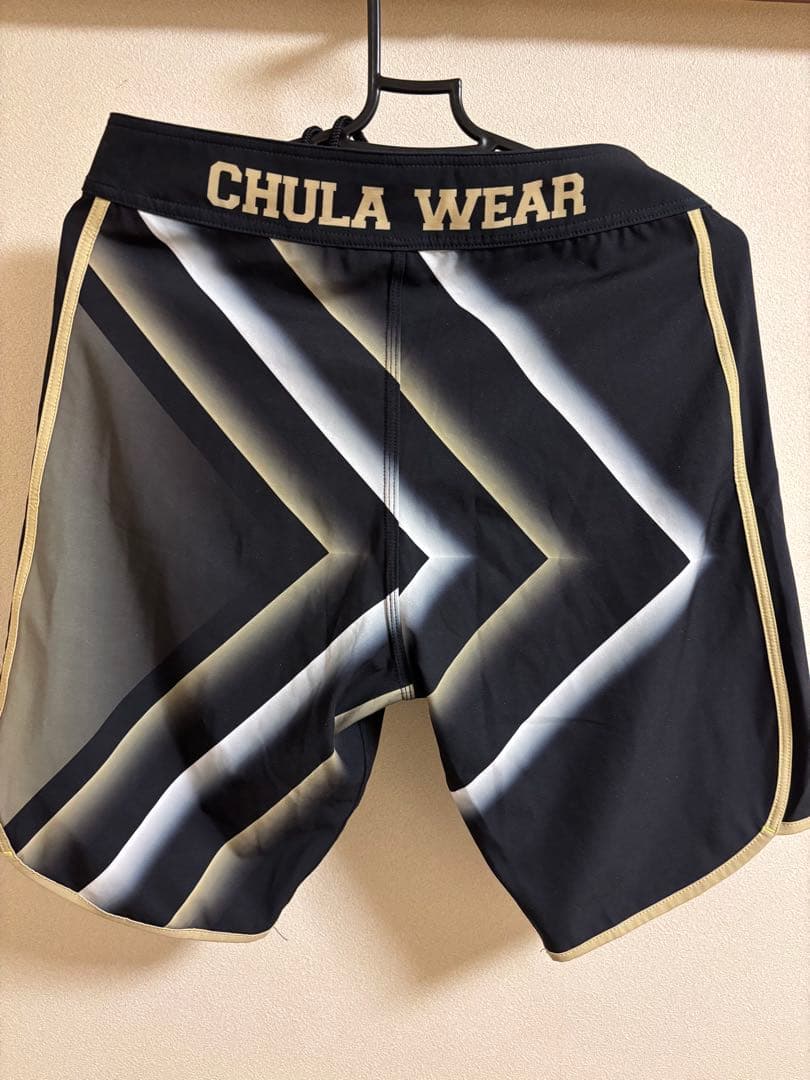 イエローホワイトとブラックが特徴的なCHULA WEARのサーフパンツサイズ26