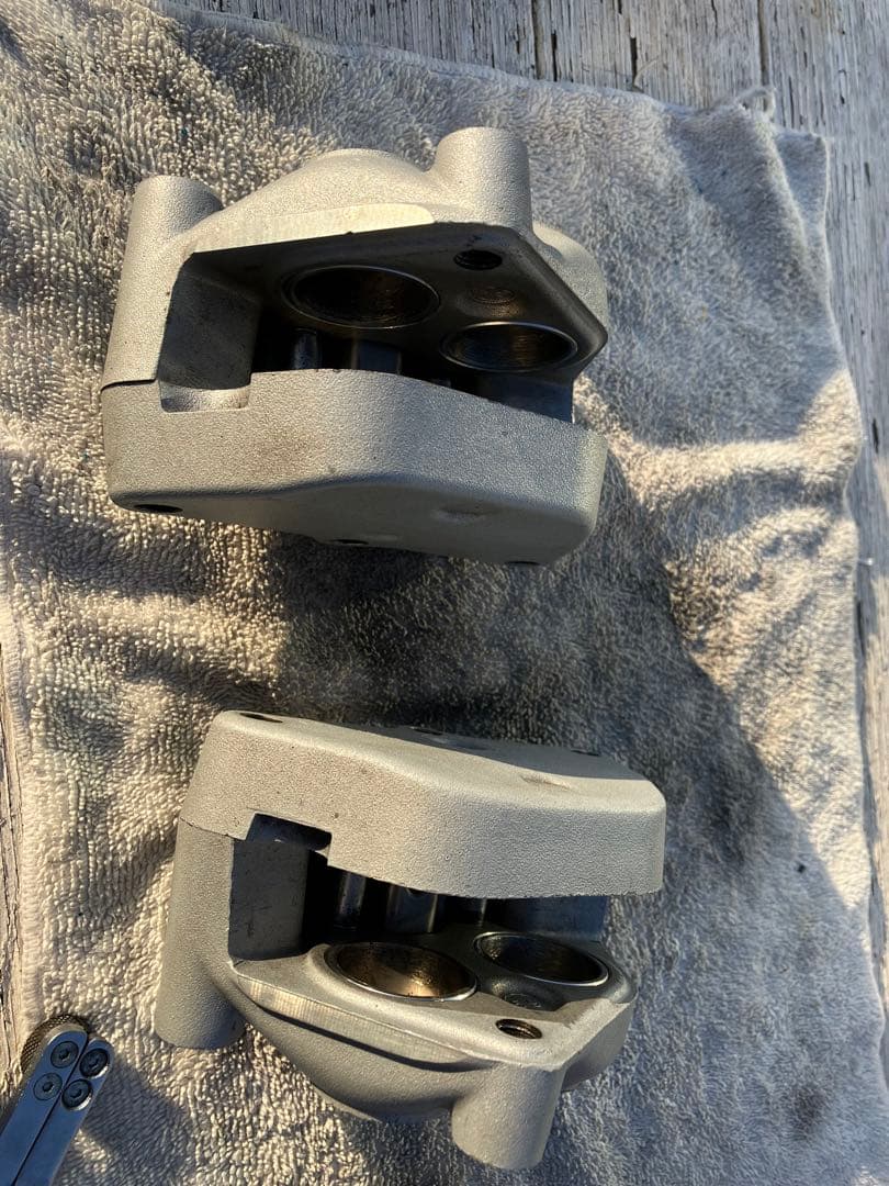 883r ブレーキキャリパー　左右　予備ブリーダー2本付き