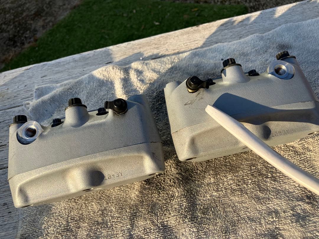 883r ブレーキキャリパー　左右　予備ブリーダー2本付き