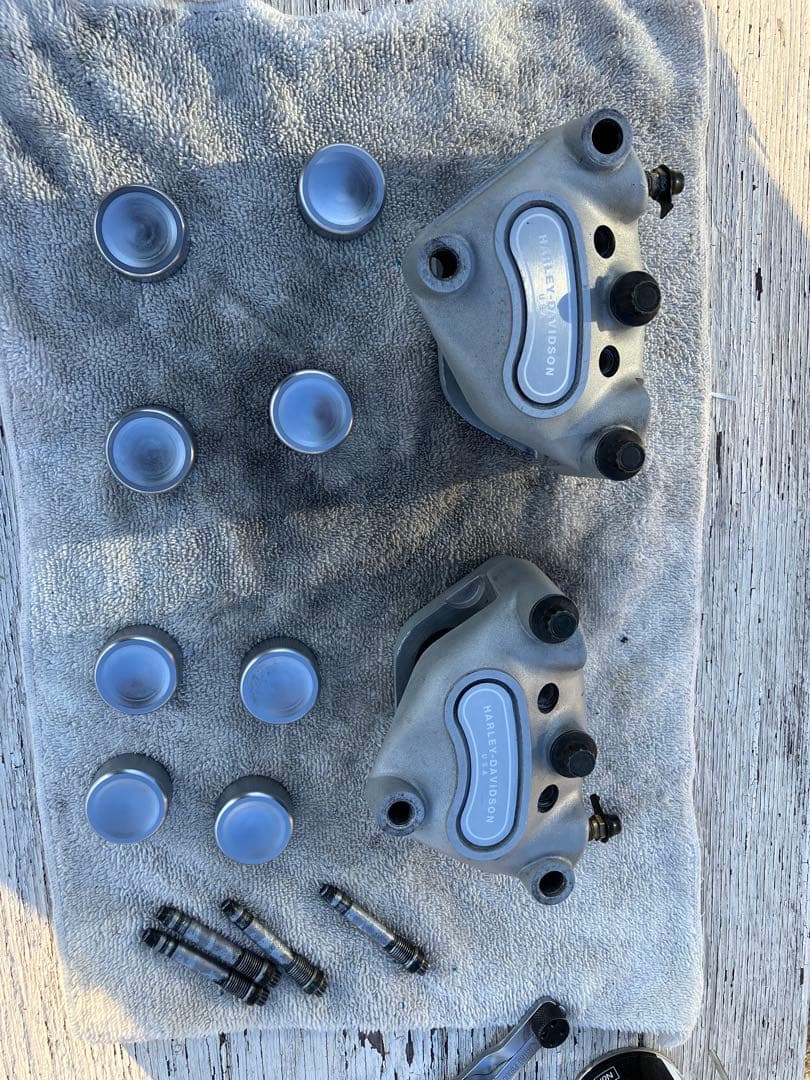 883r ブレーキキャリパー　左右　予備ブリーダー2本付き