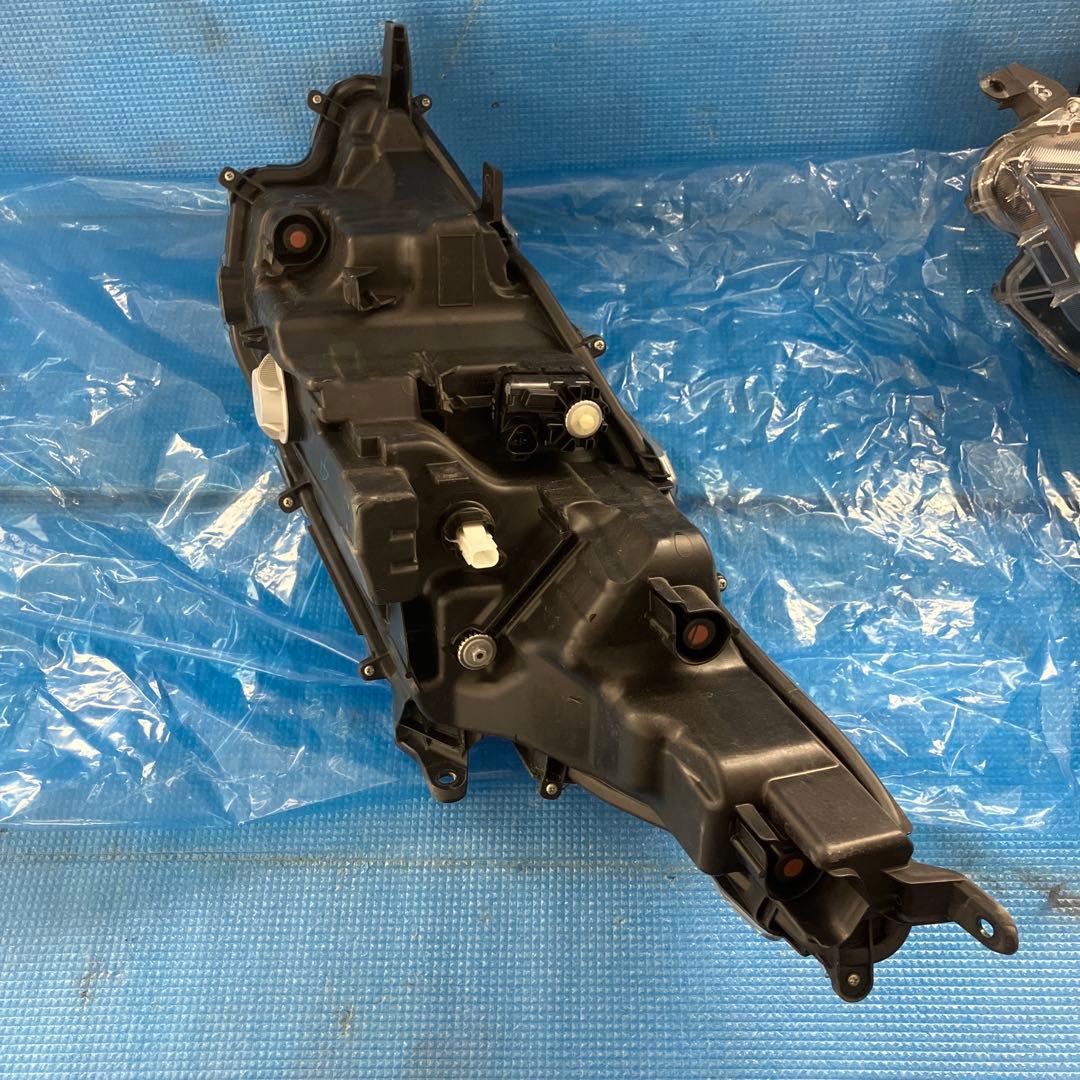 ヤリス　LED ヘッドライト　左右