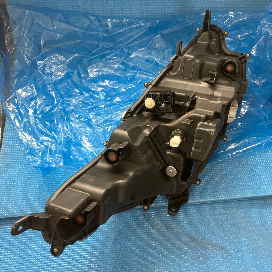 ヤリス　LED ヘッドライト　左右