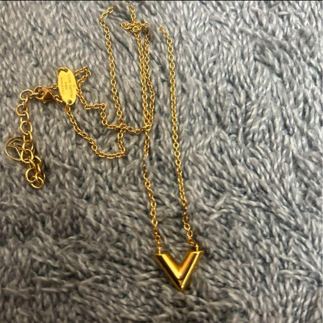 Louis Vuitton エッセンシャルV ネックレス