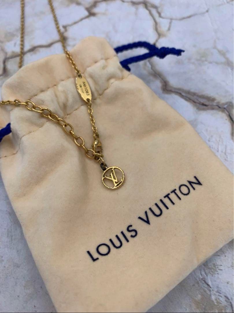 Louis Vuitton エッセンシャルV ネックレス