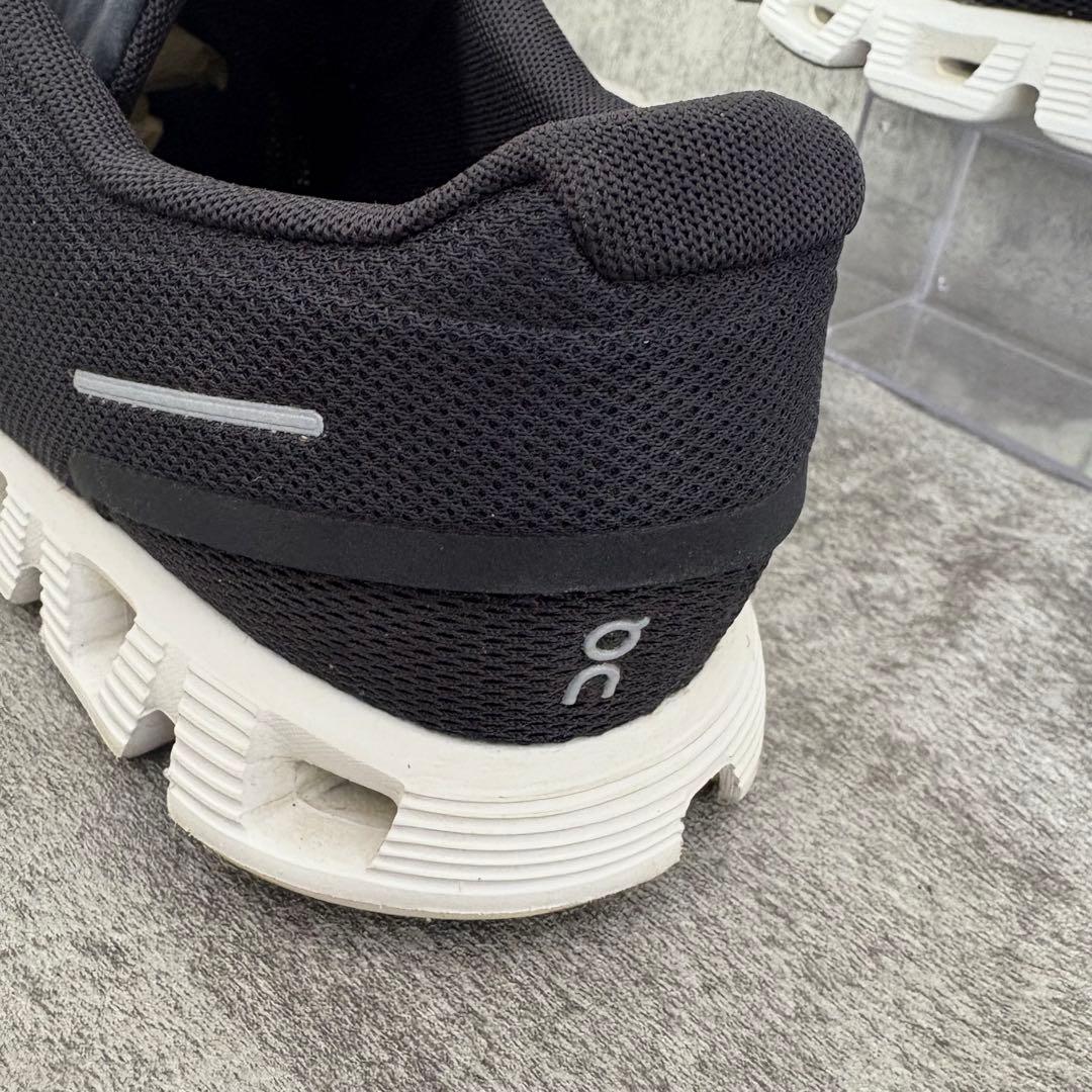 美品 オン On Cloud 5 ランニングシューズ ブラック 26.5cm