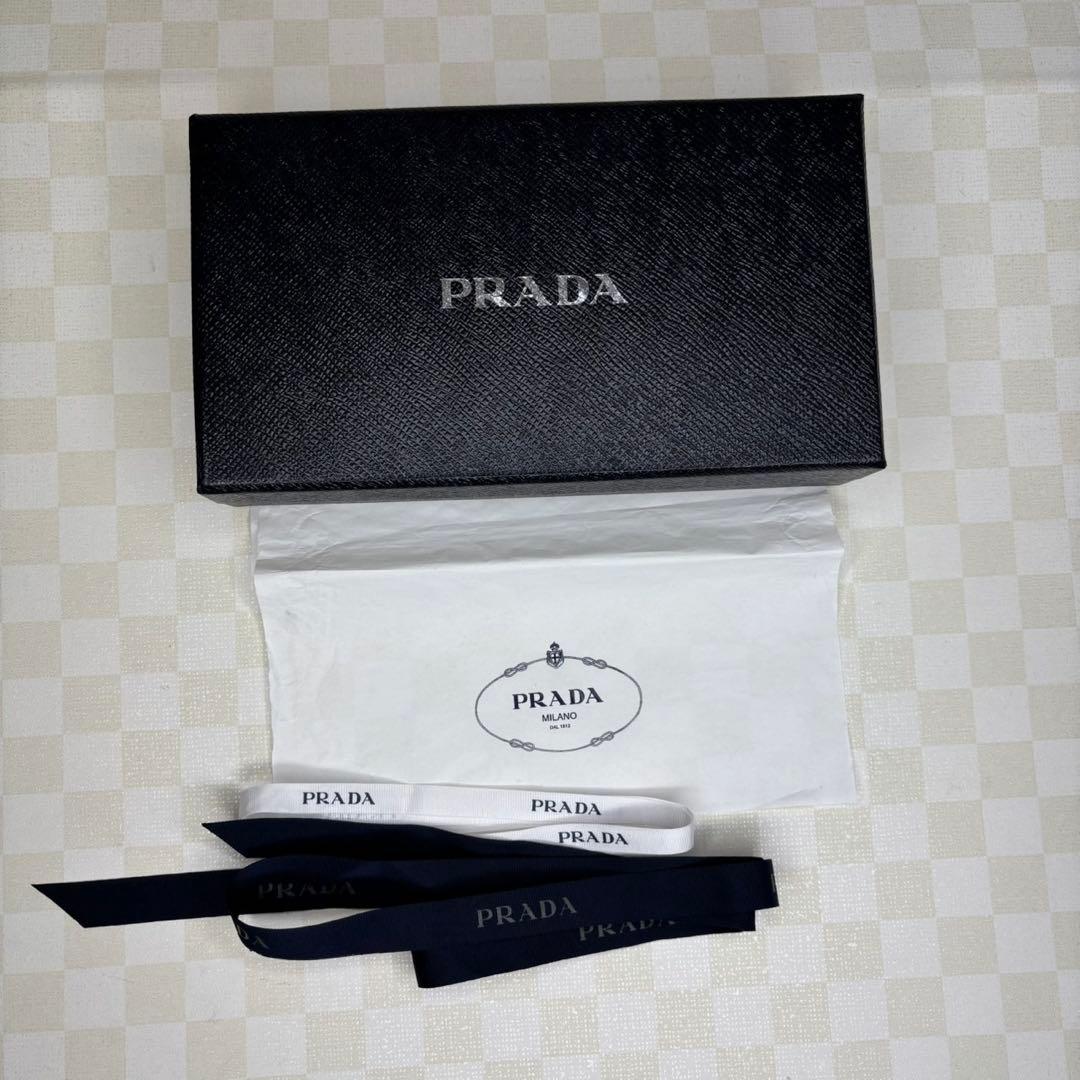 極美品　PRADA プラダ　長財布　ラウンドファスナー　M011