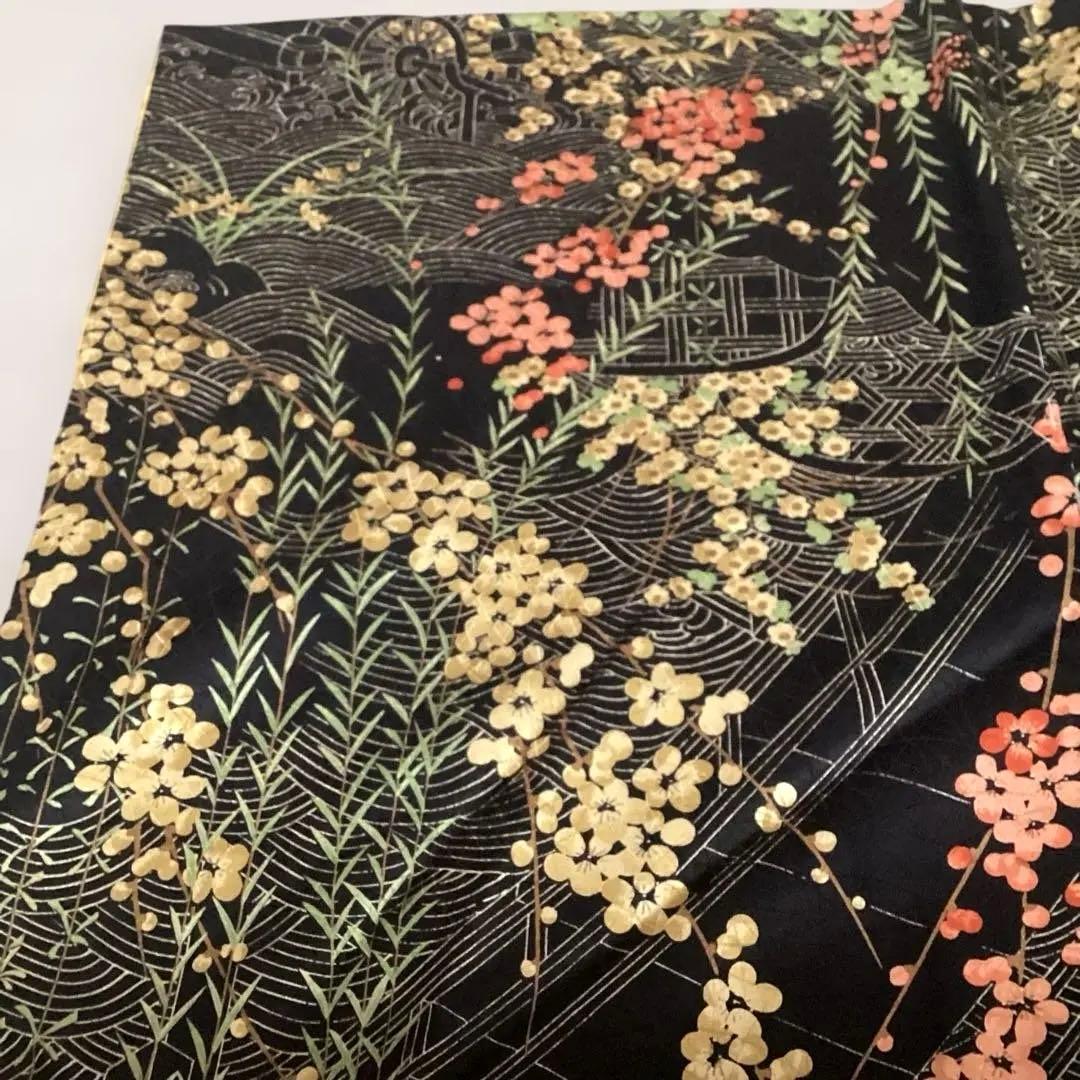 黒総柄花柄の袷小紋　光沢のある黒地に梅、菊、水車　お洒落な逸品