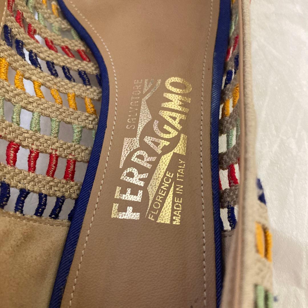 フエラガモ　靴