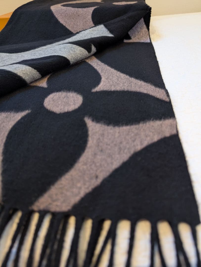 ルイヴィトン マフラー エシャルプラ ジ アルティメット ノワール