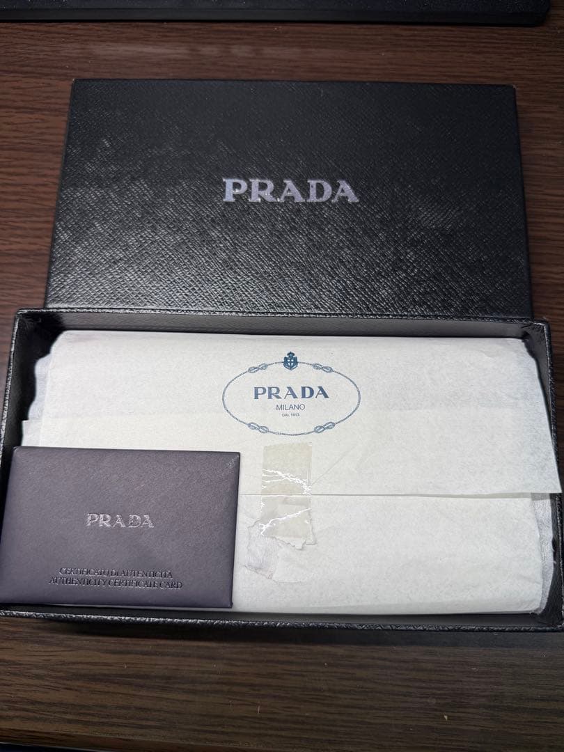 PRADA ベージュ 長財布