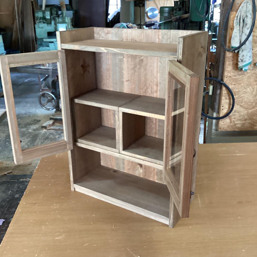 オシャレなガラス戸キャビネット　ウォールナット調