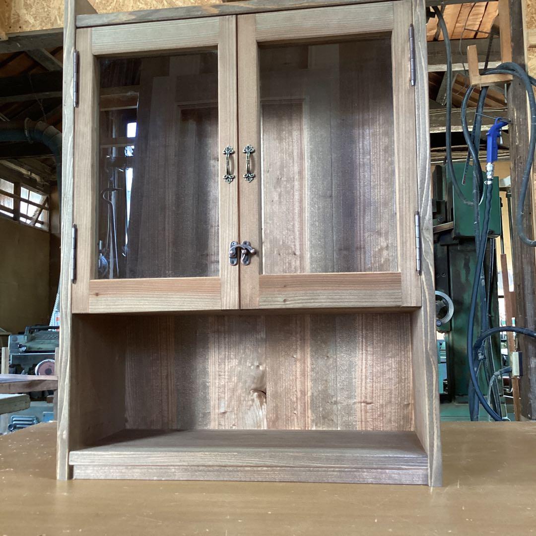 オシャレなガラス戸キャビネット　ウォールナット調