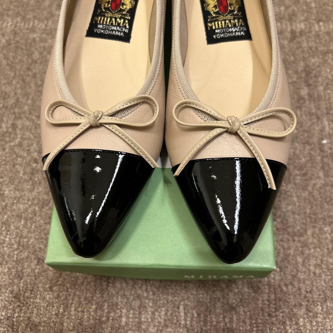 新品　ミハマ　ベージュ　黒　バレエシューズ　パンプス　ローヒール　24