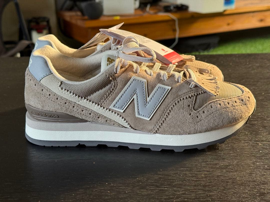 New Balance フリンジ付きスニーカー ベージュ