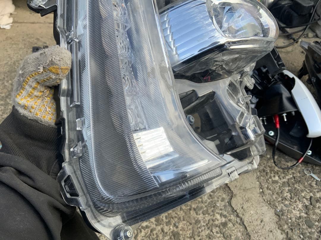 ハウジング穴　4枚目テープ跡　5-6枚スレ傷　プリウスPHV 右フロント