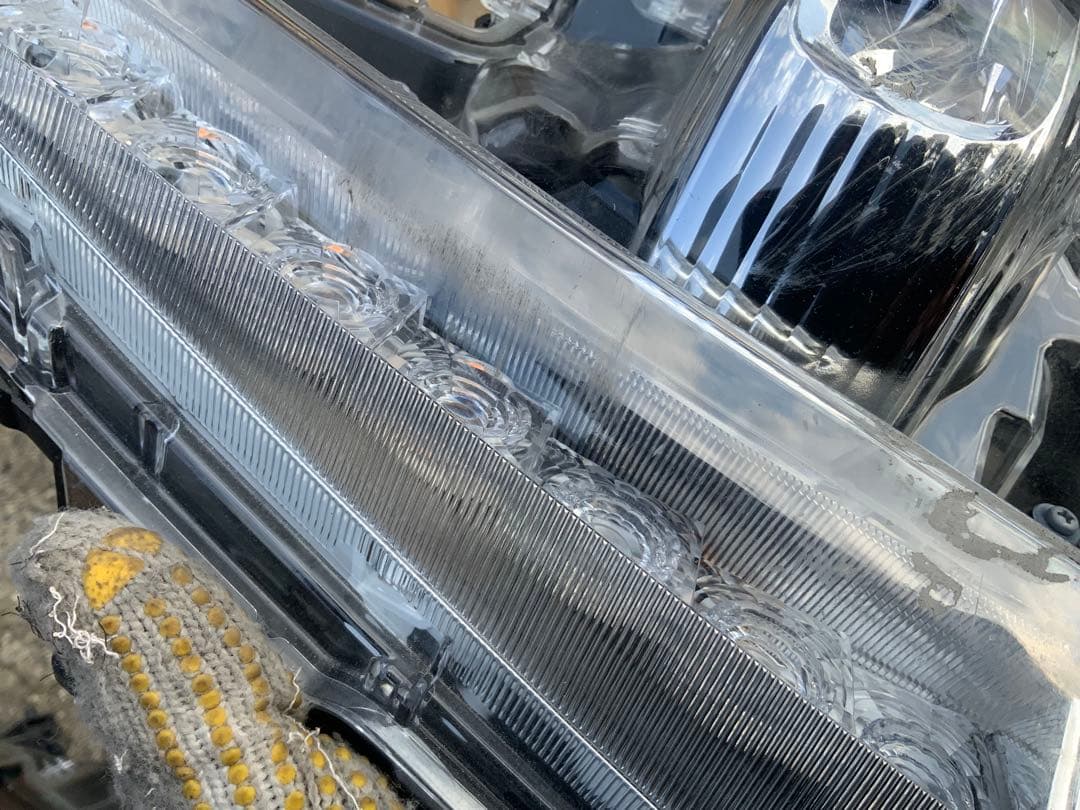 ハウジング穴　4枚目テープ跡　5-6枚スレ傷　プリウスPHV 右フロント