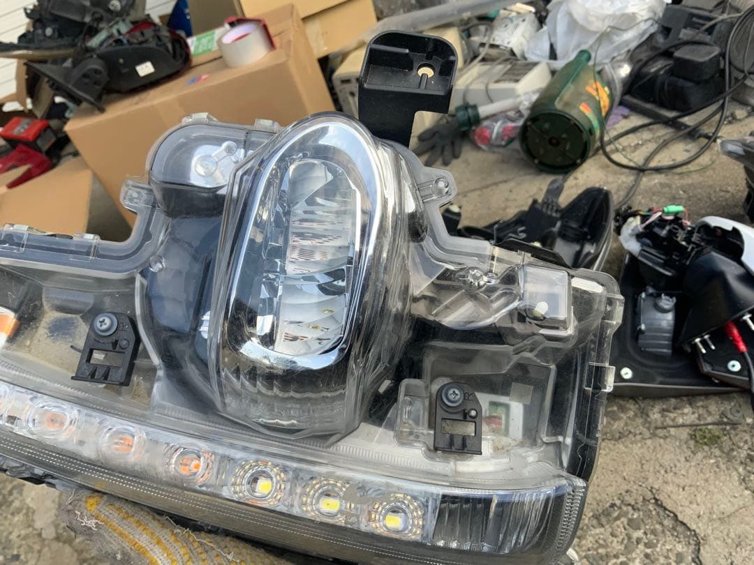 ハウジング穴　4枚目テープ跡　5-6枚スレ傷　プリウスPHV 右フロント