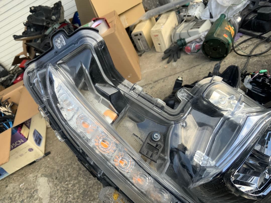 ハウジング穴　4枚目テープ跡　5-6枚スレ傷　プリウスPHV 右フロント