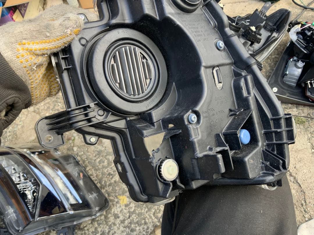 ハウジング穴　4枚目テープ跡　5-6枚スレ傷　プリウスPHV 右フロント