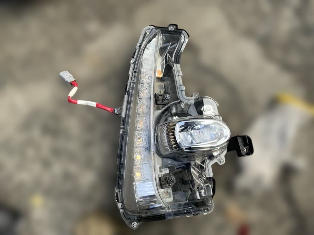 ハウジング穴　4枚目テープ跡　5-6枚スレ傷　プリウスPHV 右フロント