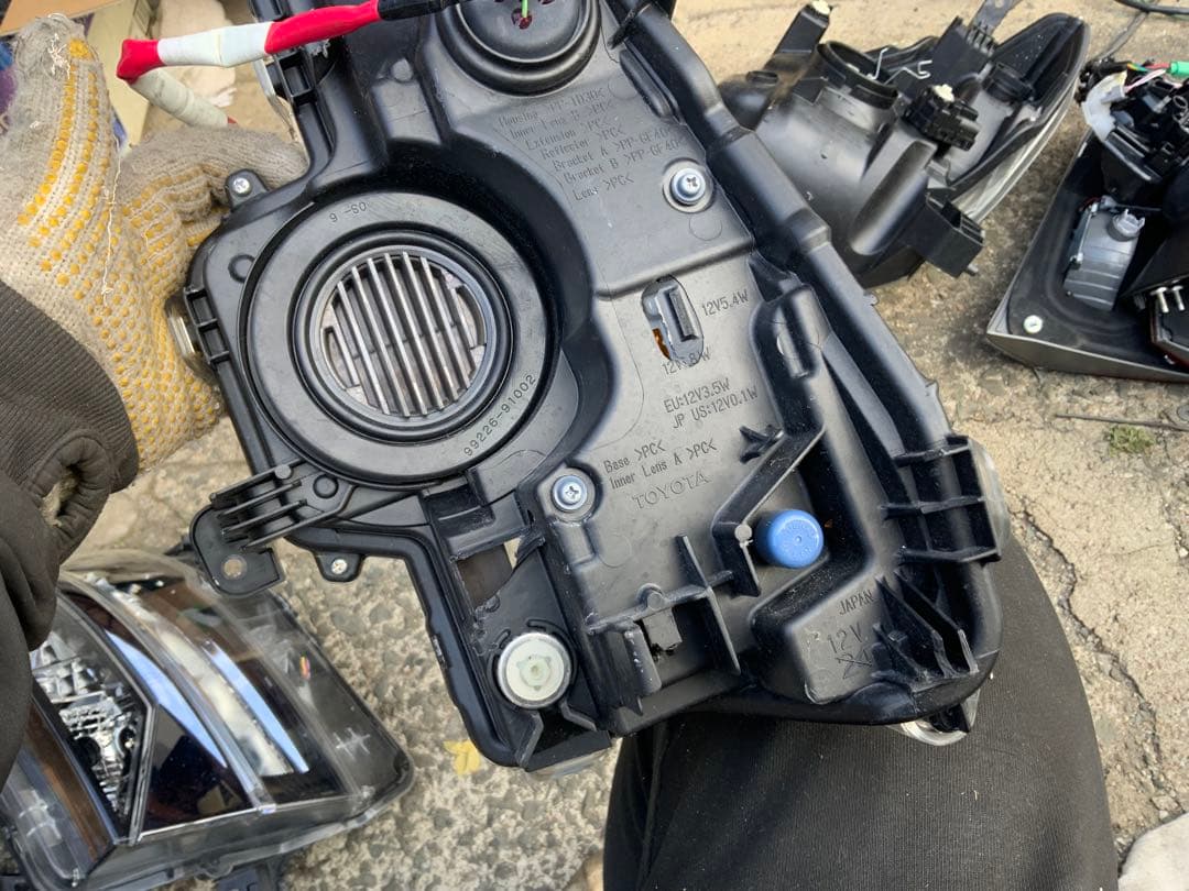 ハウジング穴　4枚目テープ跡　5-6枚スレ傷　プリウスPHV 右フロント