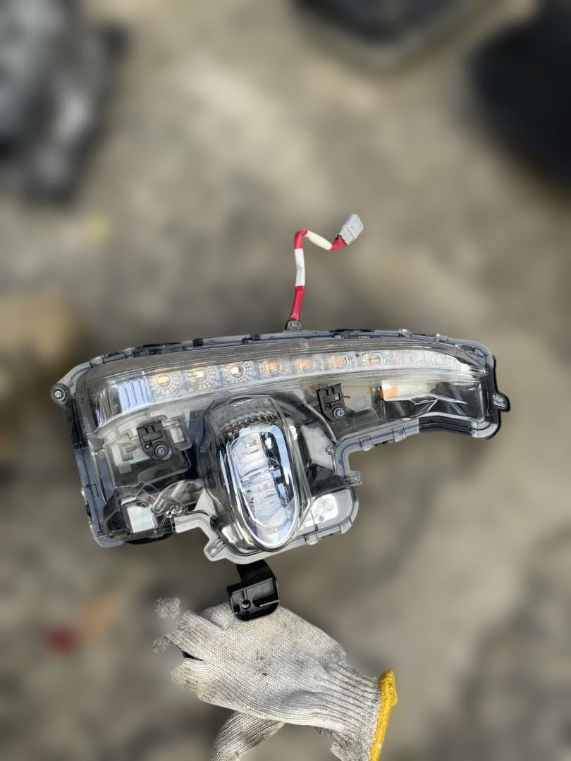 ハウジング穴　4枚目テープ跡　5-6枚スレ傷　プリウスPHV 右フロント