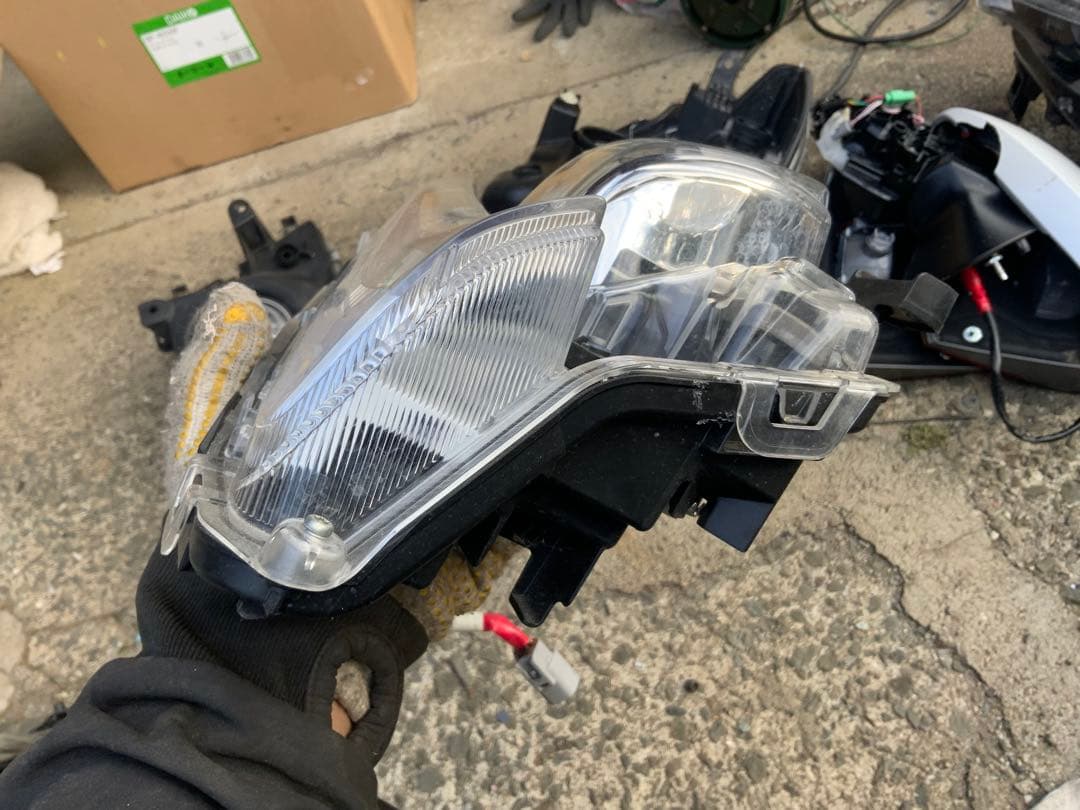 ハウジング穴　4枚目テープ跡　5-6枚スレ傷　プリウスPHV 右フロント