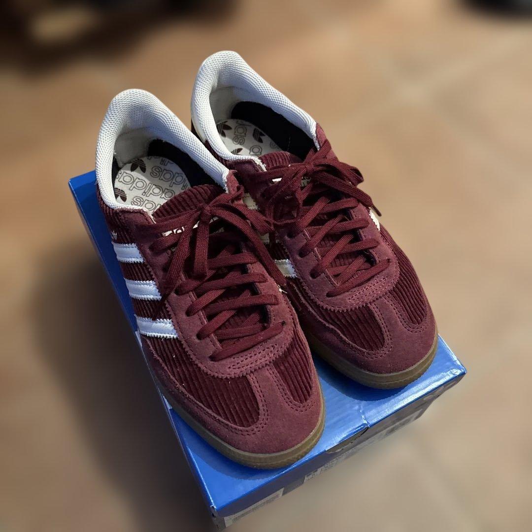 adidas バーガンディ コーデュロイスニーカー