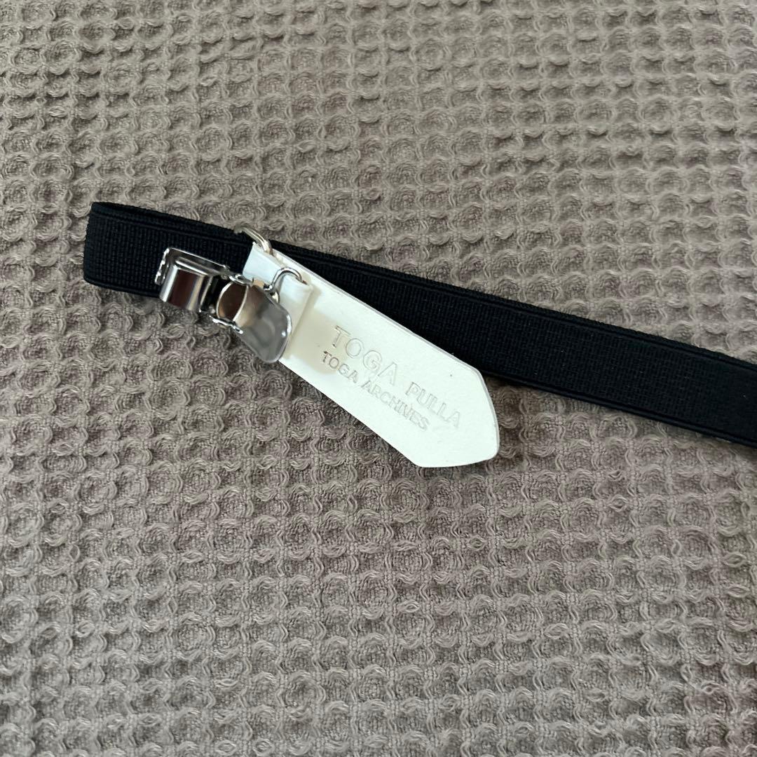 【TOGA PULLA(トーガプルラ)】コンチョサスペンダー