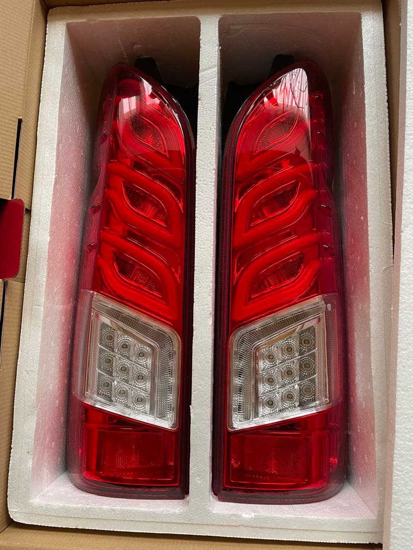 200系ハイエース　Dazz Fellows テールランプ