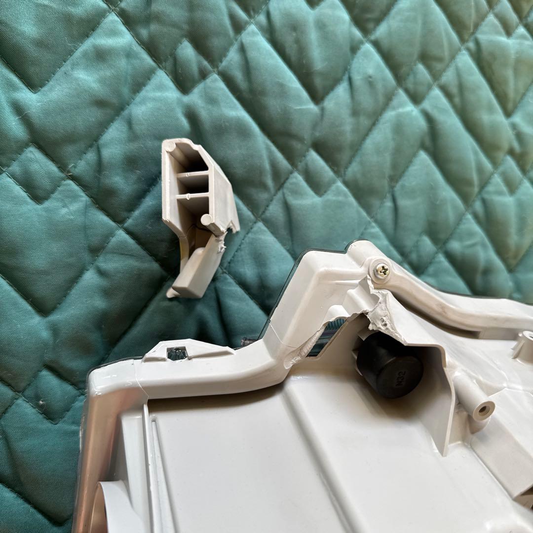 ハイエース右ヘッドライト　ジャンク品