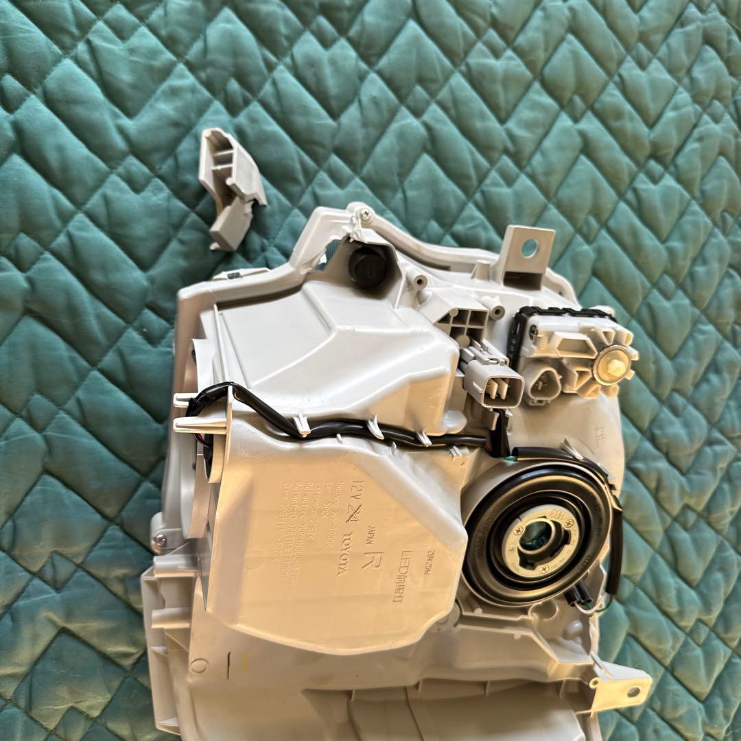 ハイエース右ヘッドライト　ジャンク品