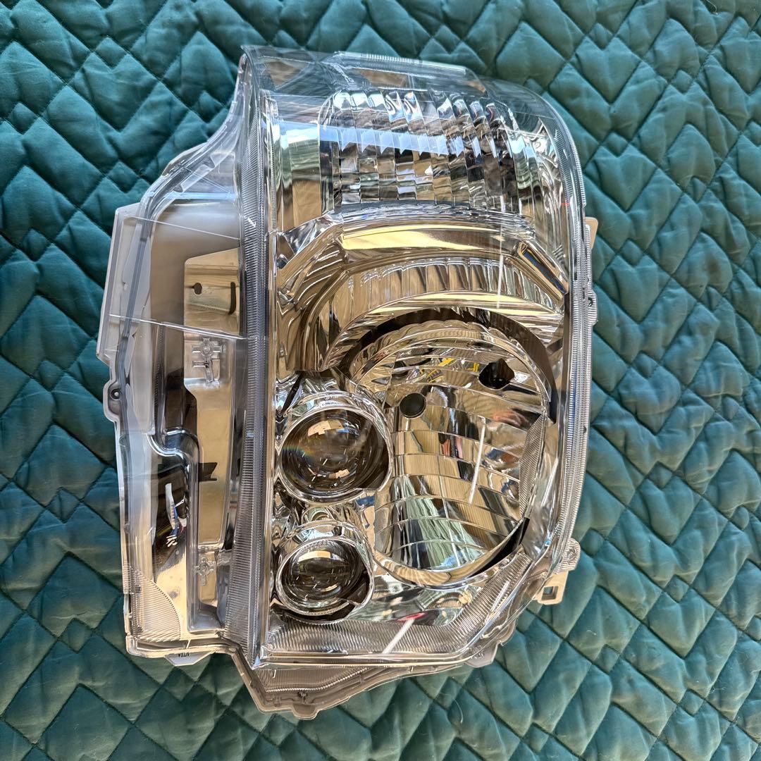 ハイエース右ヘッドライト　ジャンク品