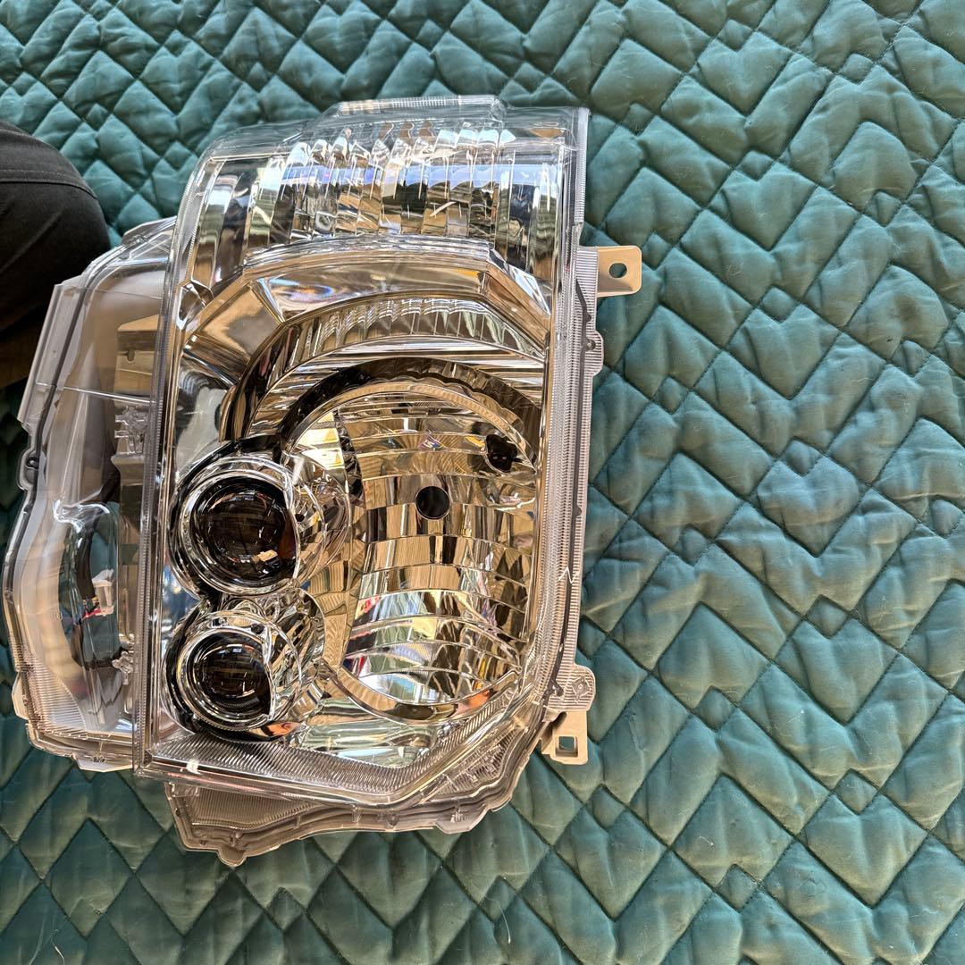 ハイエース右ヘッドライト　ジャンク品