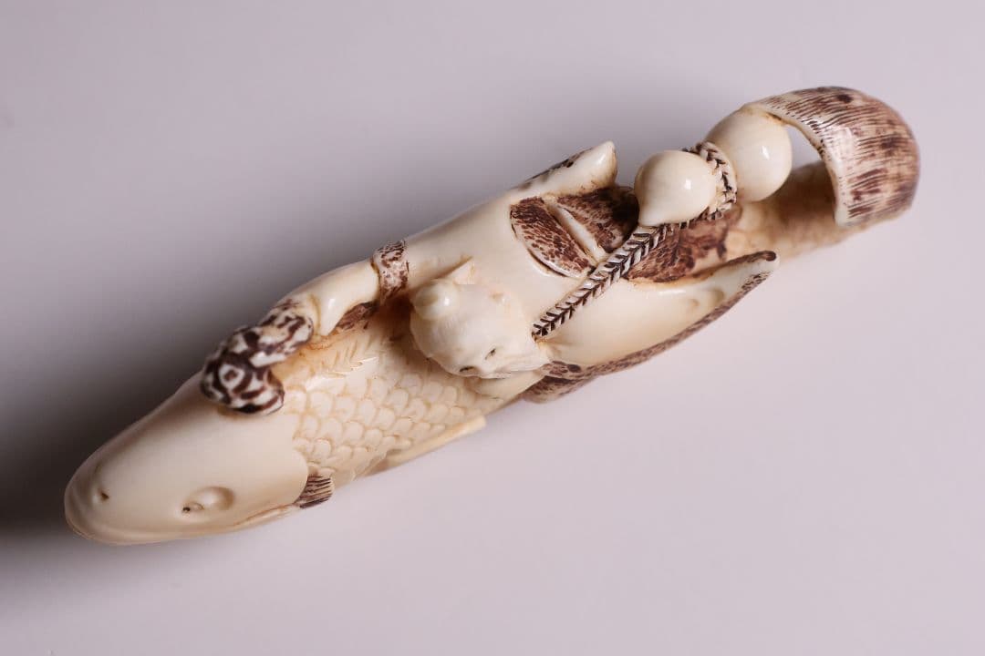 時代 堤物 根付 置物 天然素材 鯉乗寿老人 在銘 峰山 牙 彫刻【CM278】