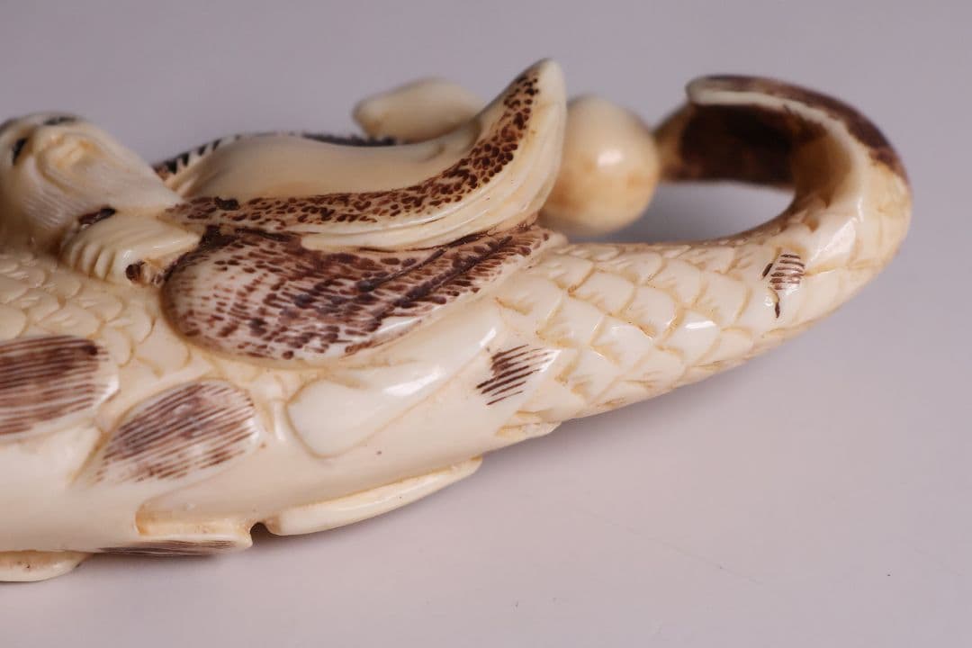 時代 堤物 根付 置物 天然素材 鯉乗寿老人 在銘 峰山 牙 彫刻【CM278】